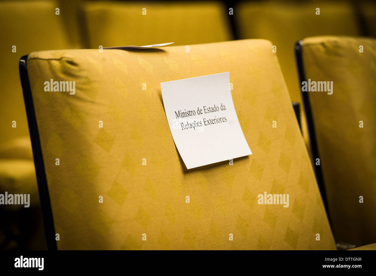 Bruxelles, Belgio. 24 Febbraio, 2014. Vuoto posto riservato Brasilian Ministro degli esteri prima della conferenza presss dopo la riunione di lavoro durante la giornata di un vertice UE-Brasile a livello europeo la sede del Consiglio a Bruxelles, in Belgio il 24.02.2014 da Wiktor Dabkowski Credito: Wiktor Dabkowski/ZUMAPRESS.com/Alamy Live News Foto Stock