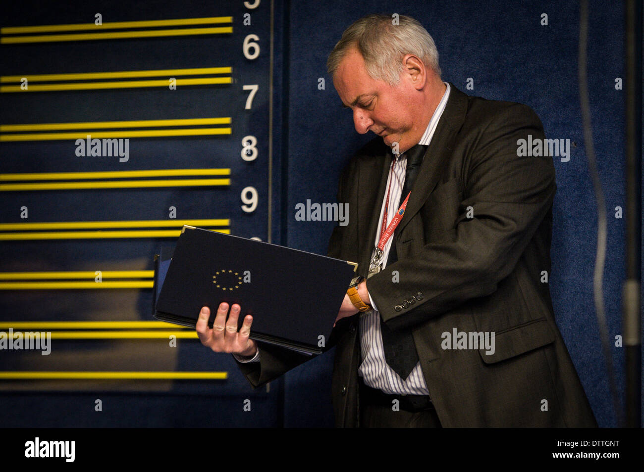 Bruxelles, Belgio. 24 Febbraio, 2014. Membro dello staff di verificare i file prima della conferenza presss dopo la riunione di lavoro durante la giornata di un vertice UE-Brasile a livello europeo la sede del Consiglio a Bruxelles, in Belgio il 24.02.2014 da Wiktor Dabkowski Credito: Wiktor Dabkowski/ZUMAPRESS.com/Alamy Live News Foto Stock