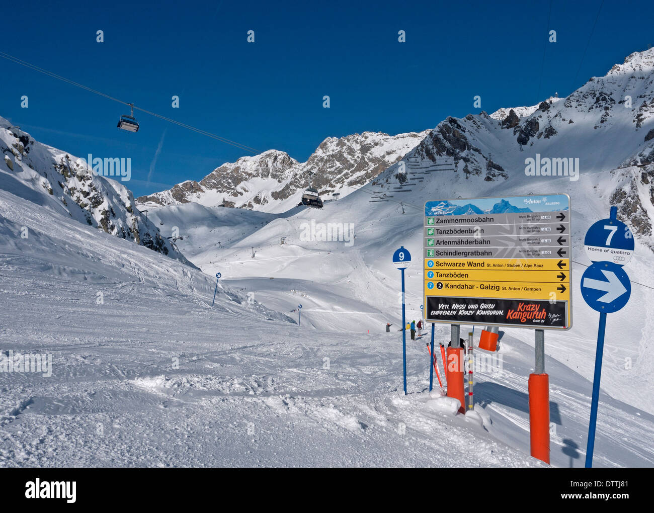 Blue sky giorno in St Anton ski resort in Austria Europa Foto Stock