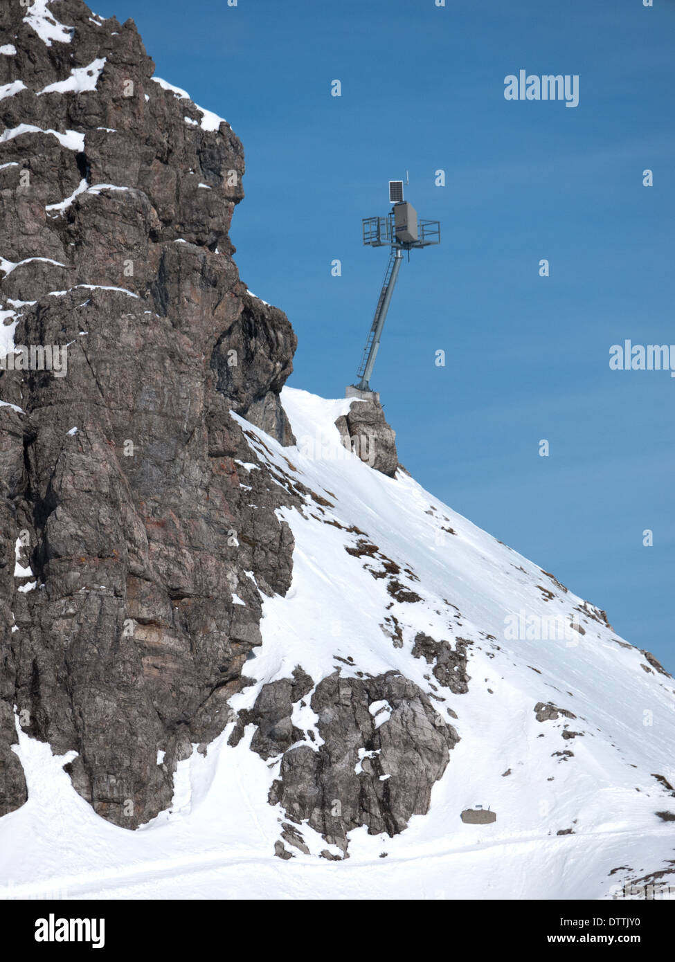 Macchina per la detonazione di valanghe in luoghi inaccessable sulle piste da sci per proteggere gli sciatori passando sotto a Lech in Austria. Foto Stock