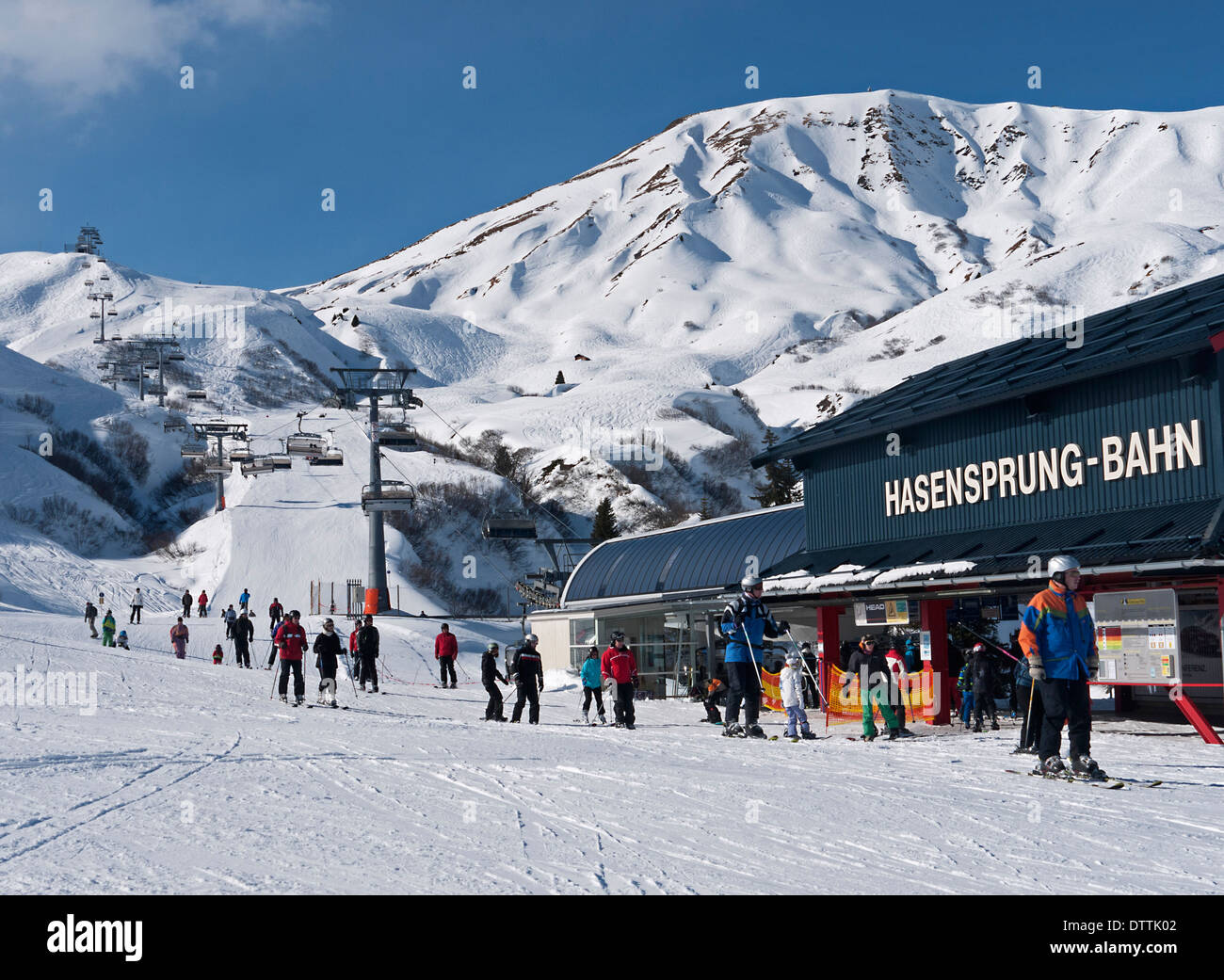 Hasensprung Bahn ski lift e vista generale delle piste da sci sopra i villaggi alpini di Oberlech e Lech in Austria Foto Stock