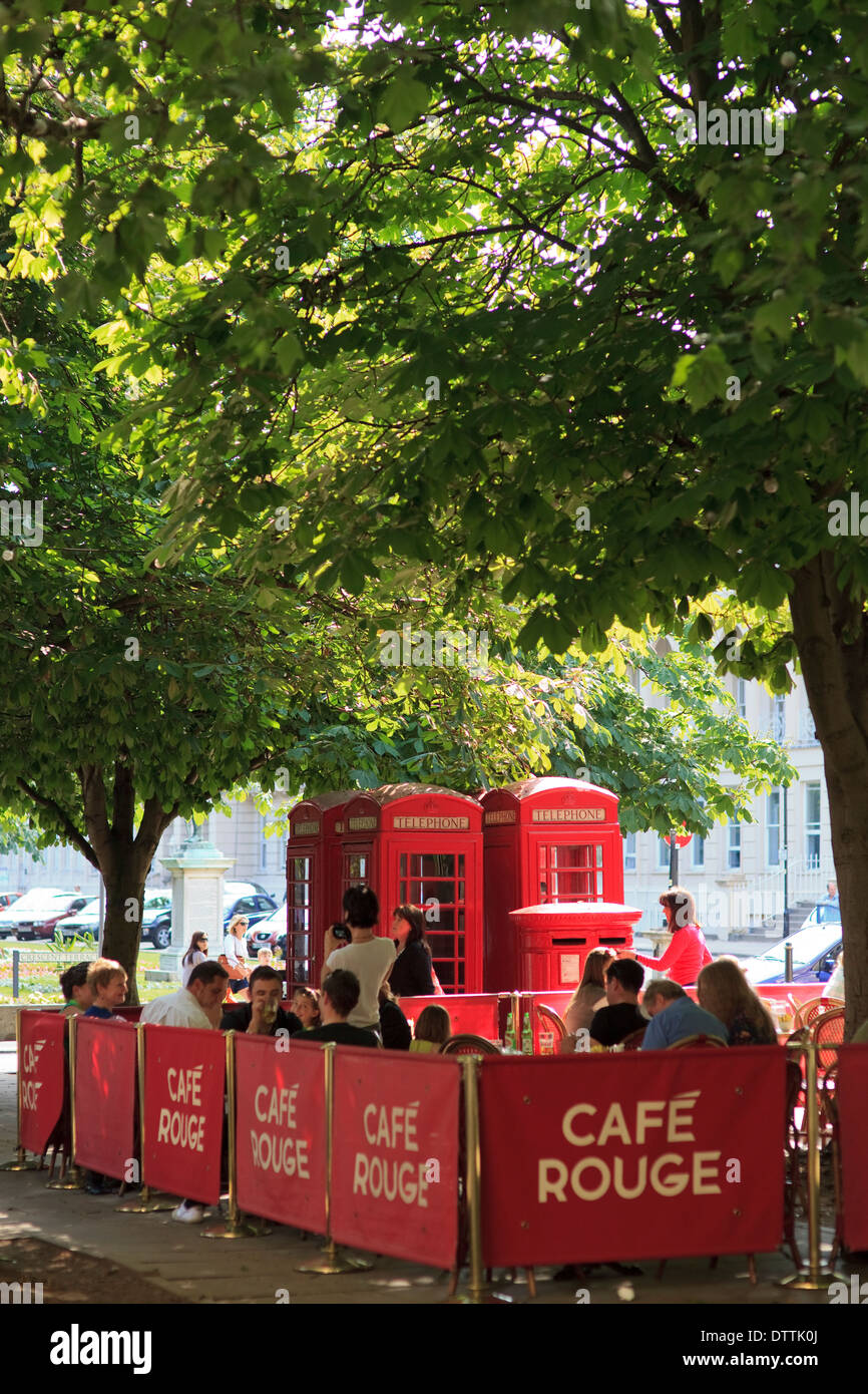 Mangiare al fresco in estate sul lungomare, Cheltenham, Gloucestershire, Regno Unito Foto Stock