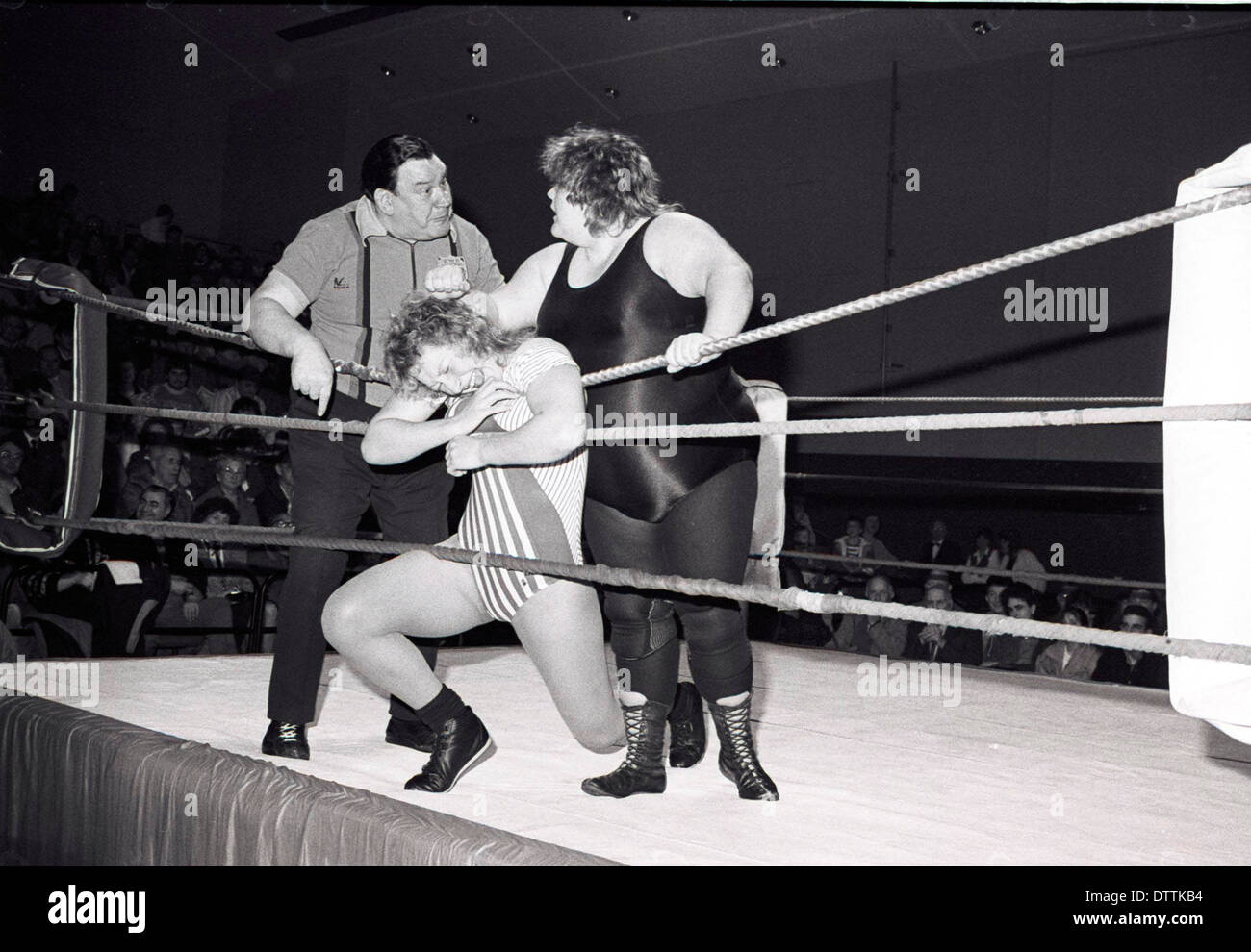 Un funzionario arbitri un tutto-femmina match wrestling a Salisbury City Hall nel Regno Unito negli anni novanta. Foto Stock