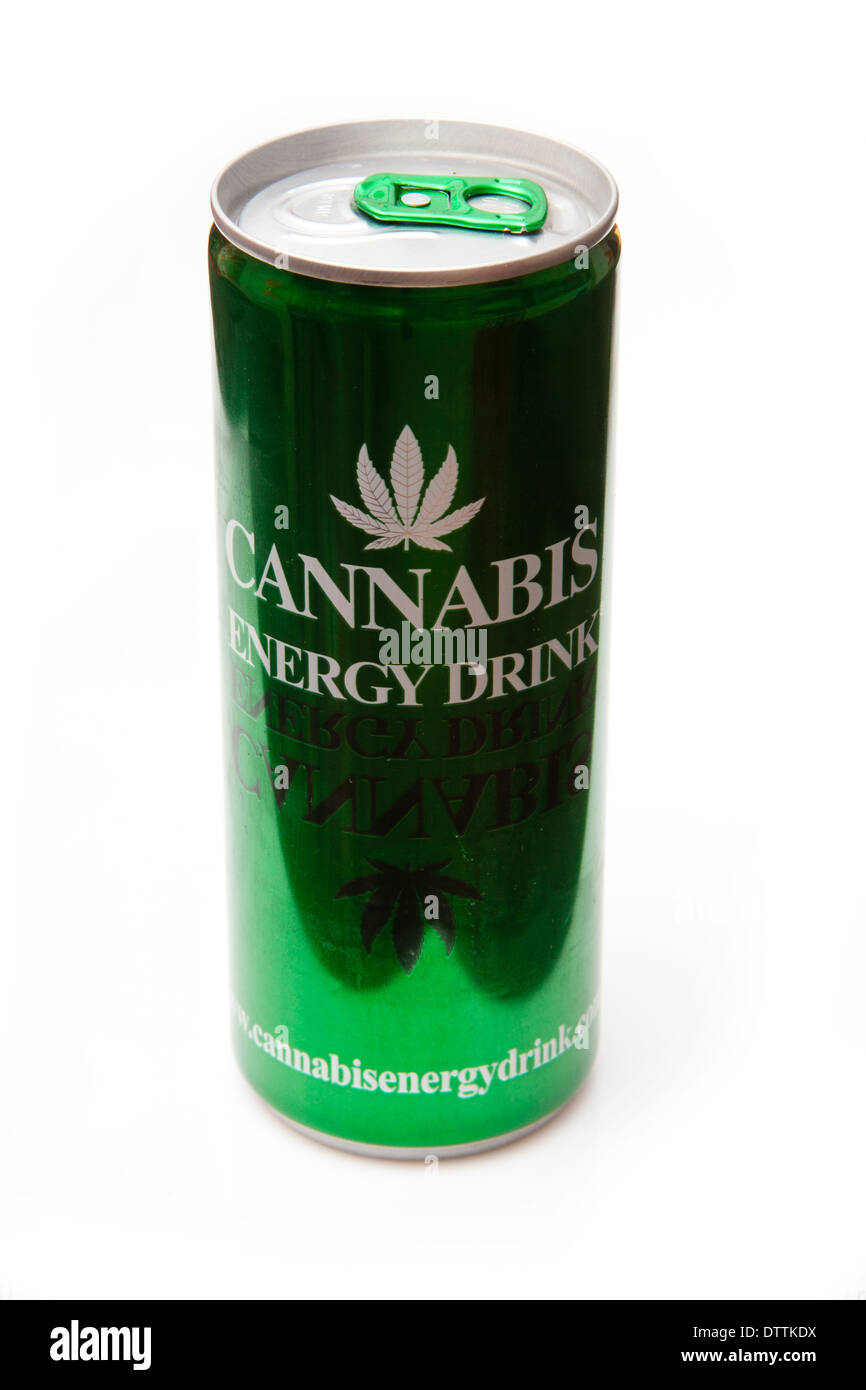 La Cannabis energy drink isolato su un bianco di sfondo per studio. Foto Stock