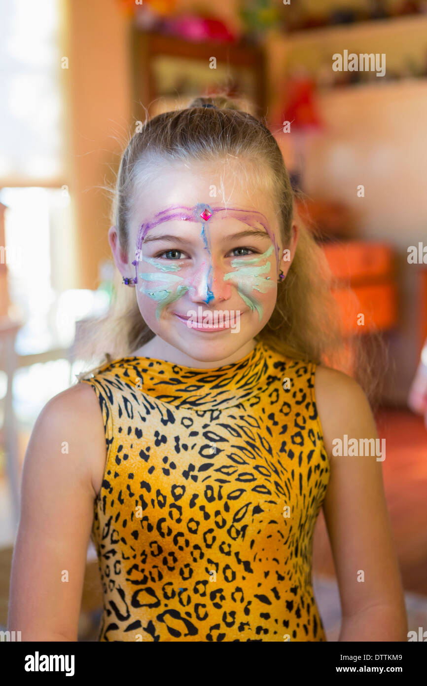 Ragazza caucasica indossare occhiali o una visiera di vernice e costume Foto Stock