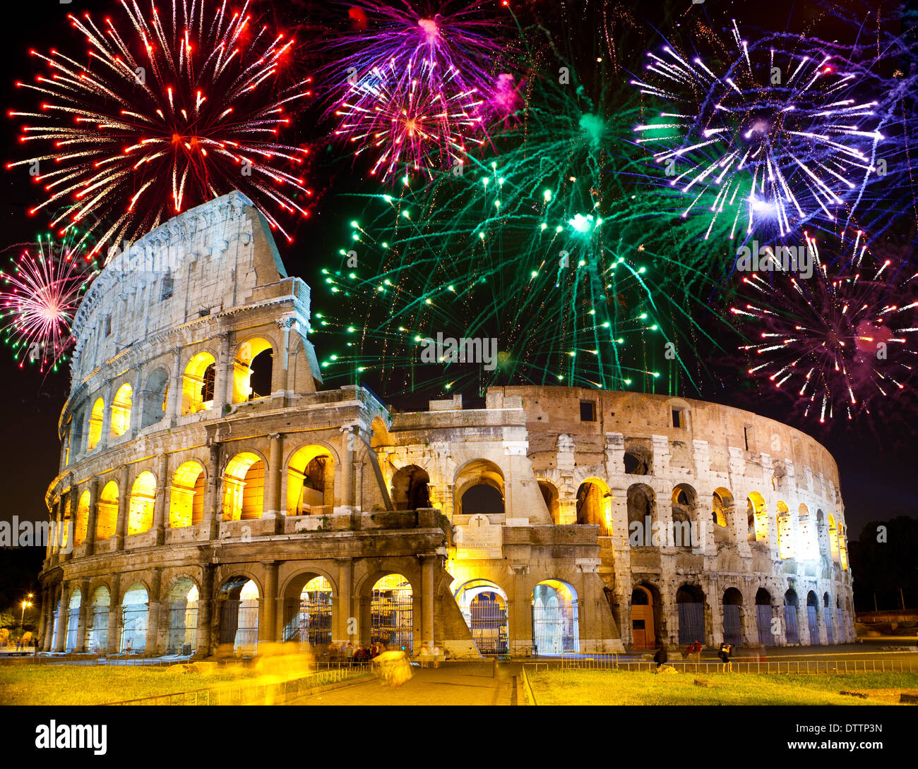 Festeggiamenti di fuochi d'artificio su Collosseo. L'Italia. Roma Foto Stock