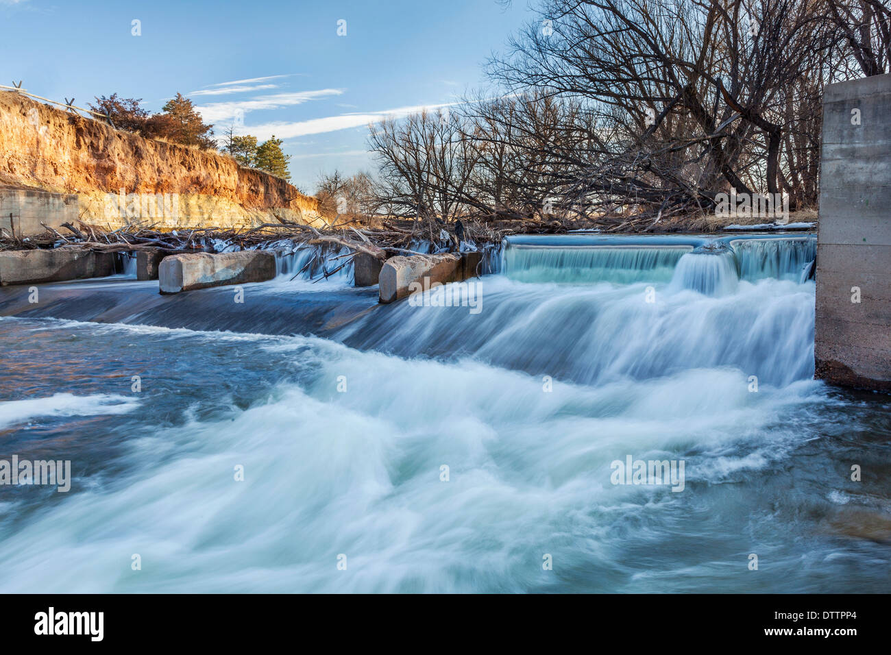 Diga sul fiume deviazione di acqua per irrigazione di terreni agricoli, Cache la Poudre RIver in Fort Collins, Colorado Foto Stock