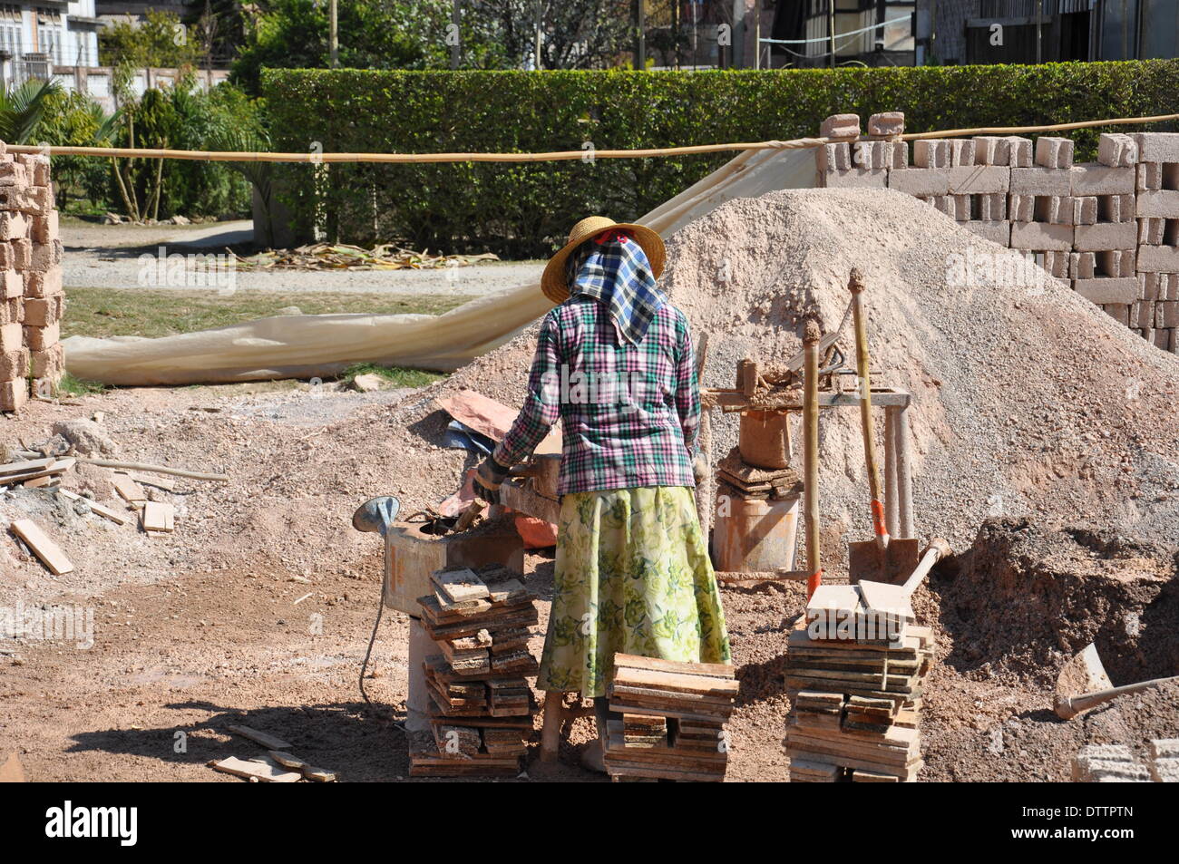 Lavoro duro donna birmana Foto Stock