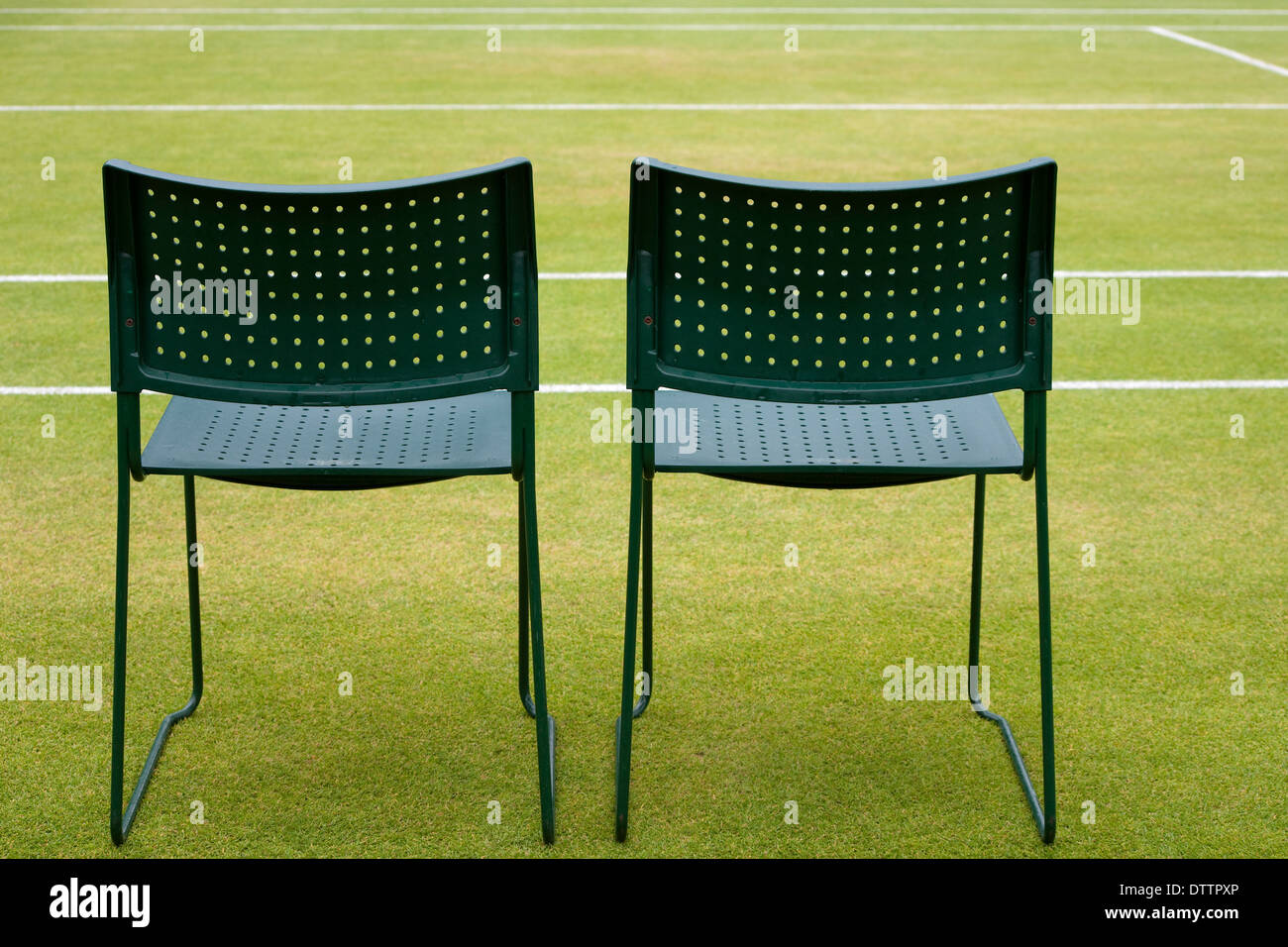 Indietro di due sedie sulla corte a Wimbledon Tennis Championship corte chalk iscrizioni in background Foto Stock
