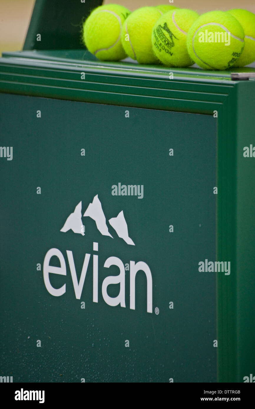 Evian logo su Wimbledon Tennis porta frigo con Slazenger palle da tennis sulla parte superiore Foto Stock