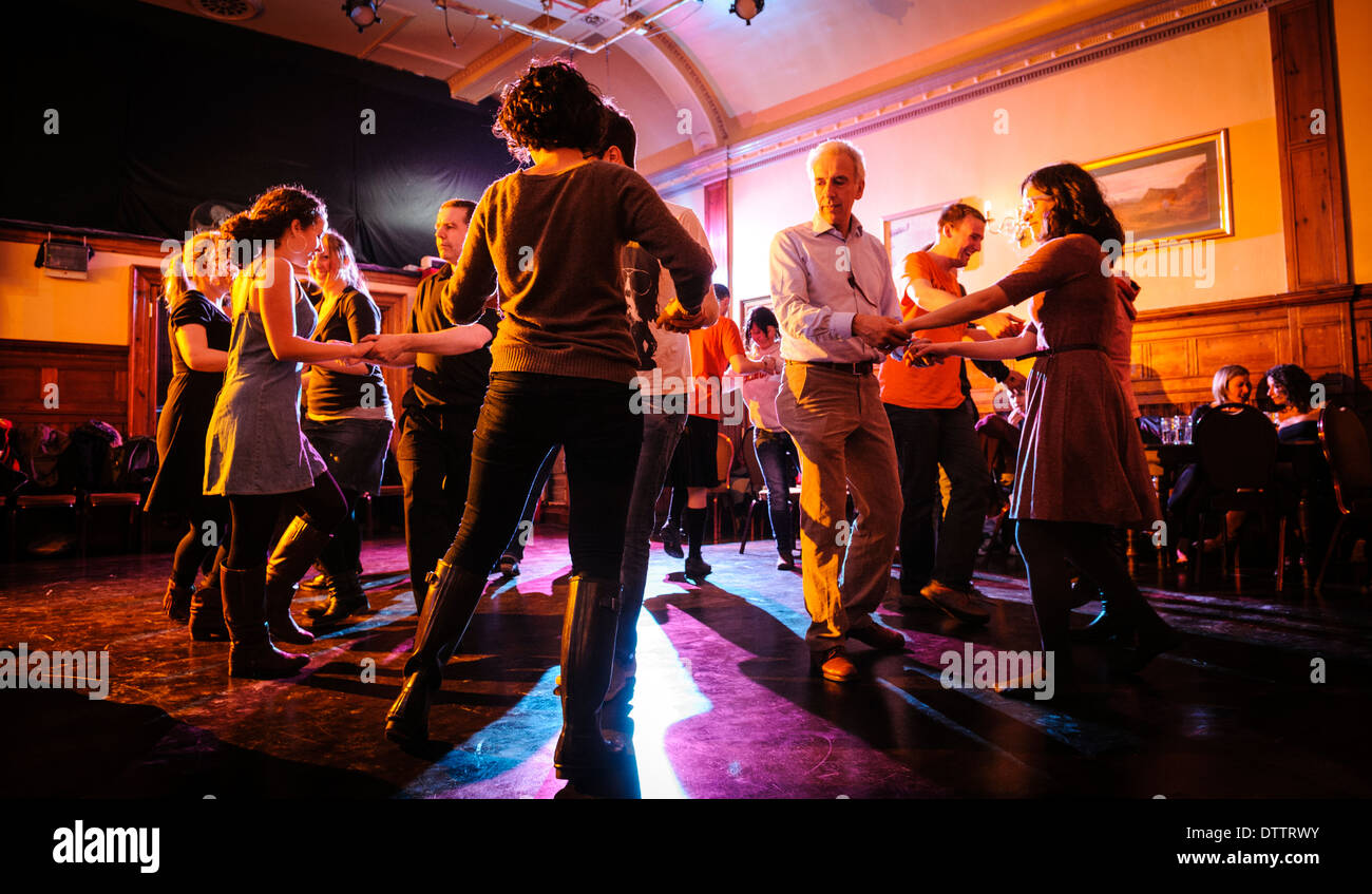 La gente ballare Annasach Ceilidh Band in corrispondenza di una danza ceilidh a Edimburgo, Scozia Foto Stock