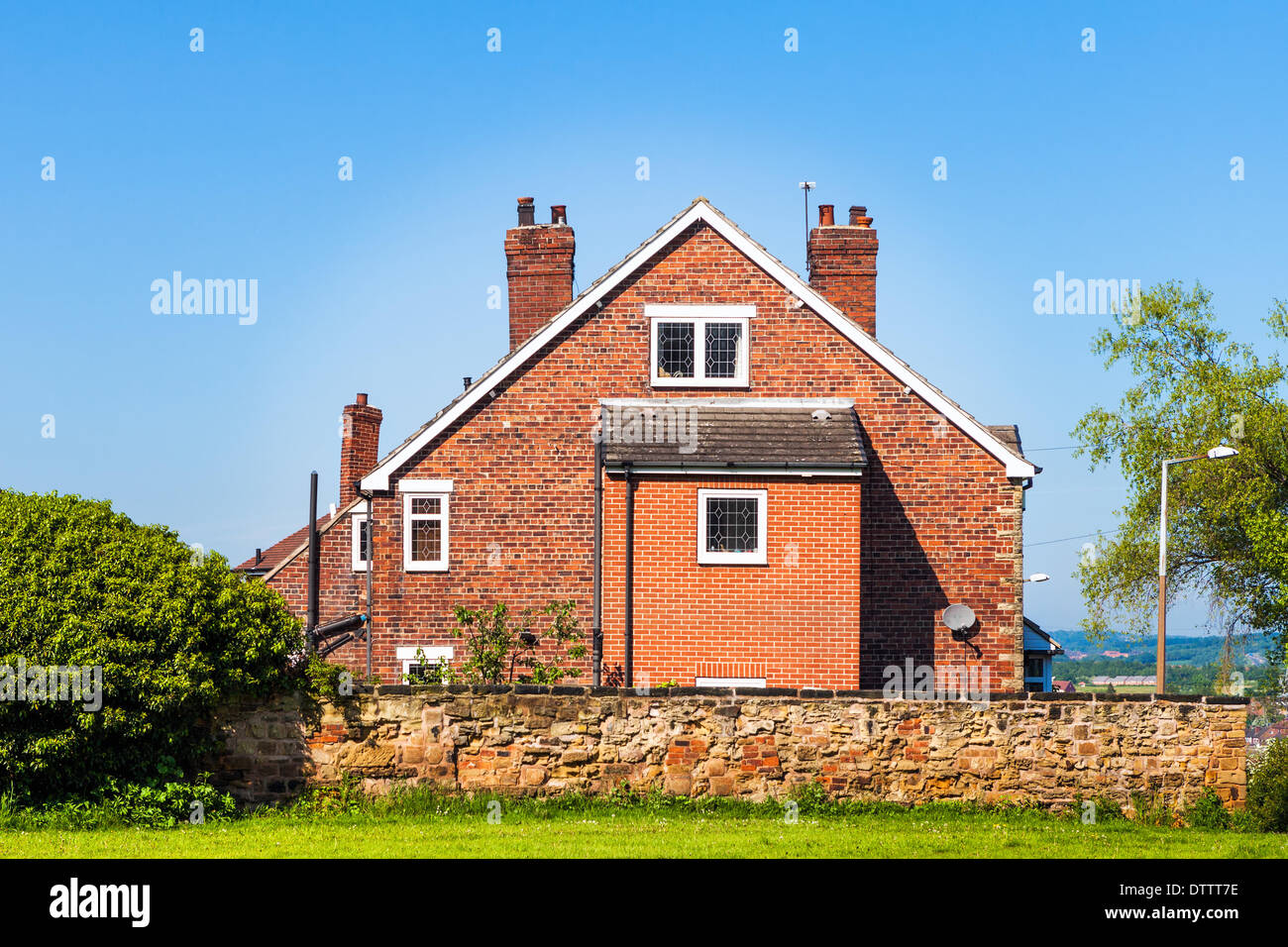 Tipica casa inglese sul cielo blu Foto Stock