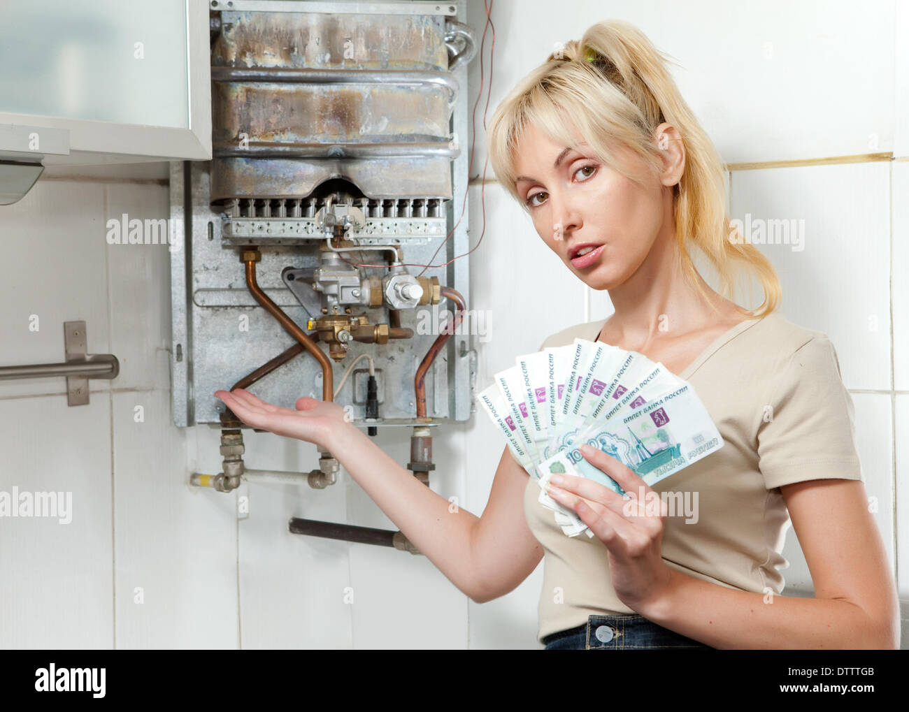 Il triste donna casalinga che conteggia il denaro Foto Stock