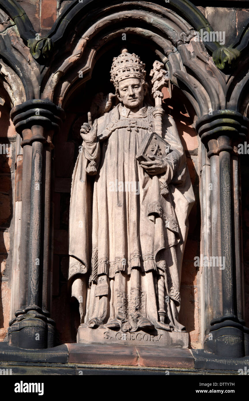 San Gregorio statua sul lato sud di Lichfield Cathedral, Staffordshire, England, Regno Unito Foto Stock