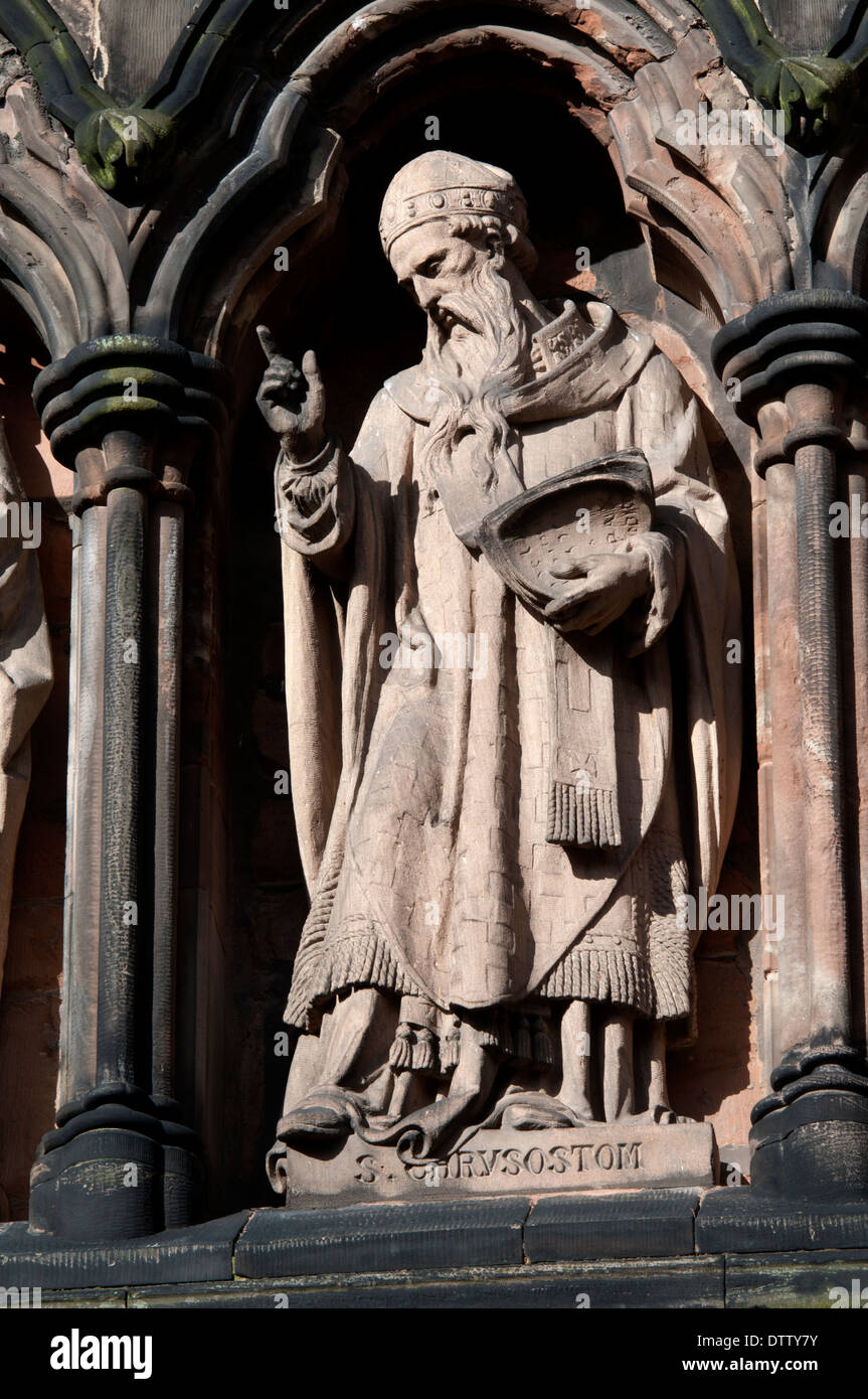 San Crisostomo statua sul lato sud di Lichfield Cathedral, Staffordshire, England, Regno Unito Foto Stock