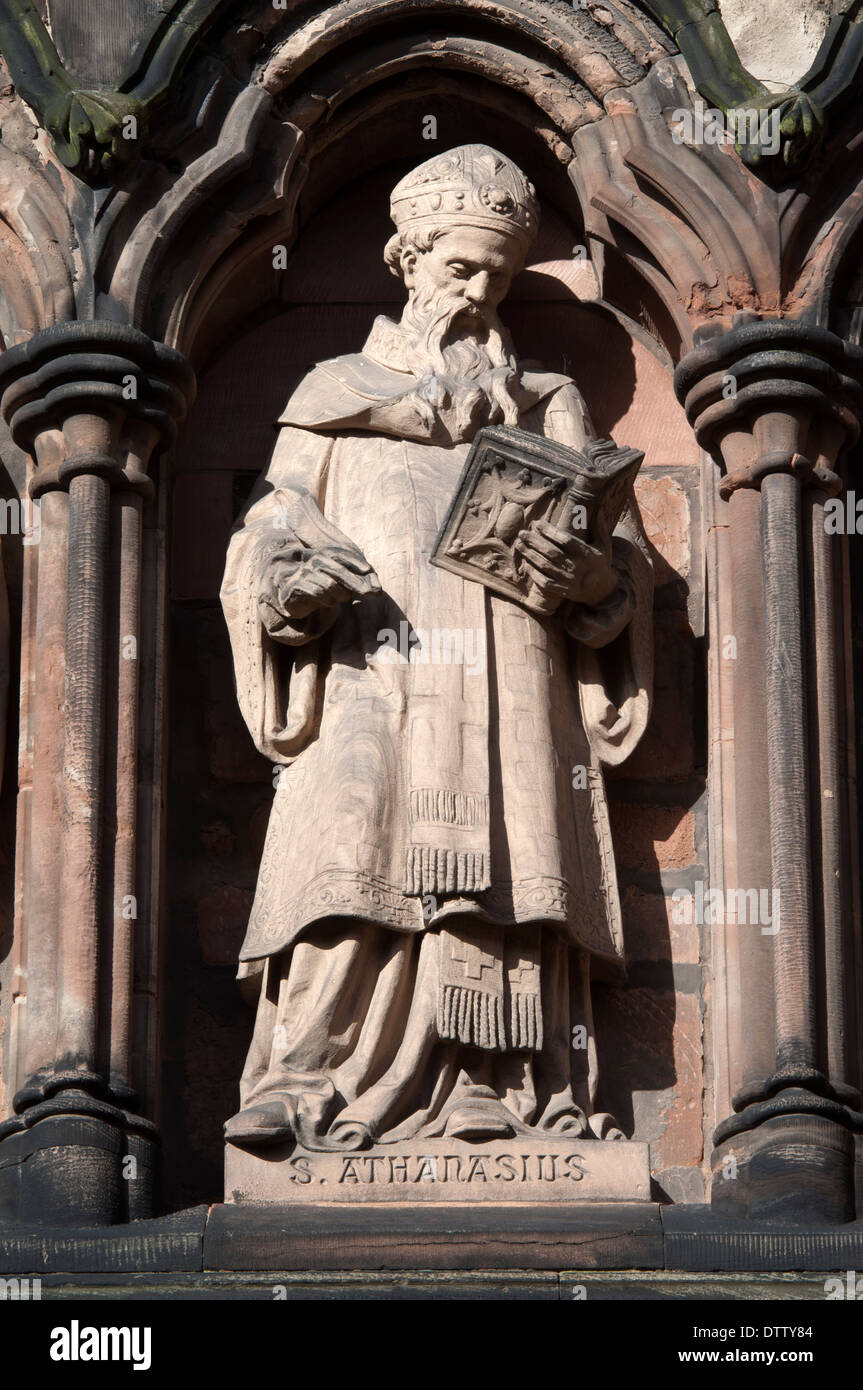 Sant Atanasio statua sul lato sud di Lichfield Cathedral, Staffordshire, England, Regno Unito Foto Stock