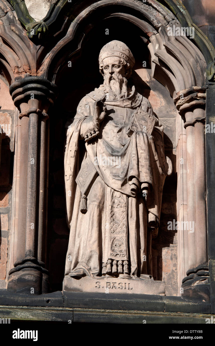 San Basilio statua sul lato sud di Lichfield Cathedral, Staffordshire, England, Regno Unito Foto Stock