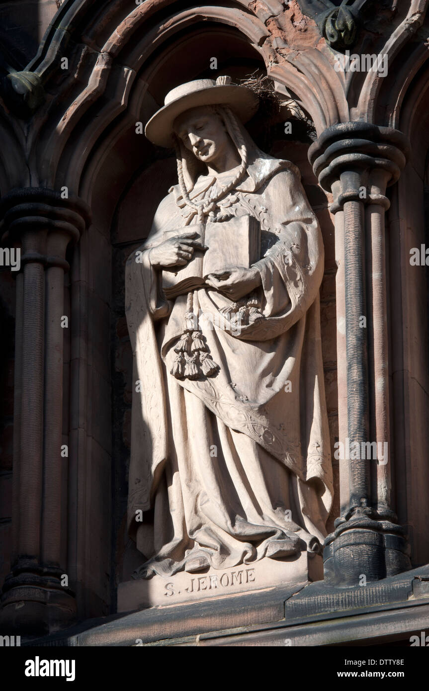 San Girolamo statua sul lato sud di Lichfield Cathedral, Staffordshire, England, Regno Unito Foto Stock