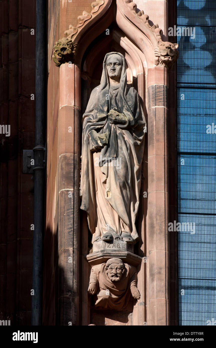 Santa Elisabetta statua sul lato sud di Lichfield Cathedral, Staffordshire, England, Regno Unito Foto Stock