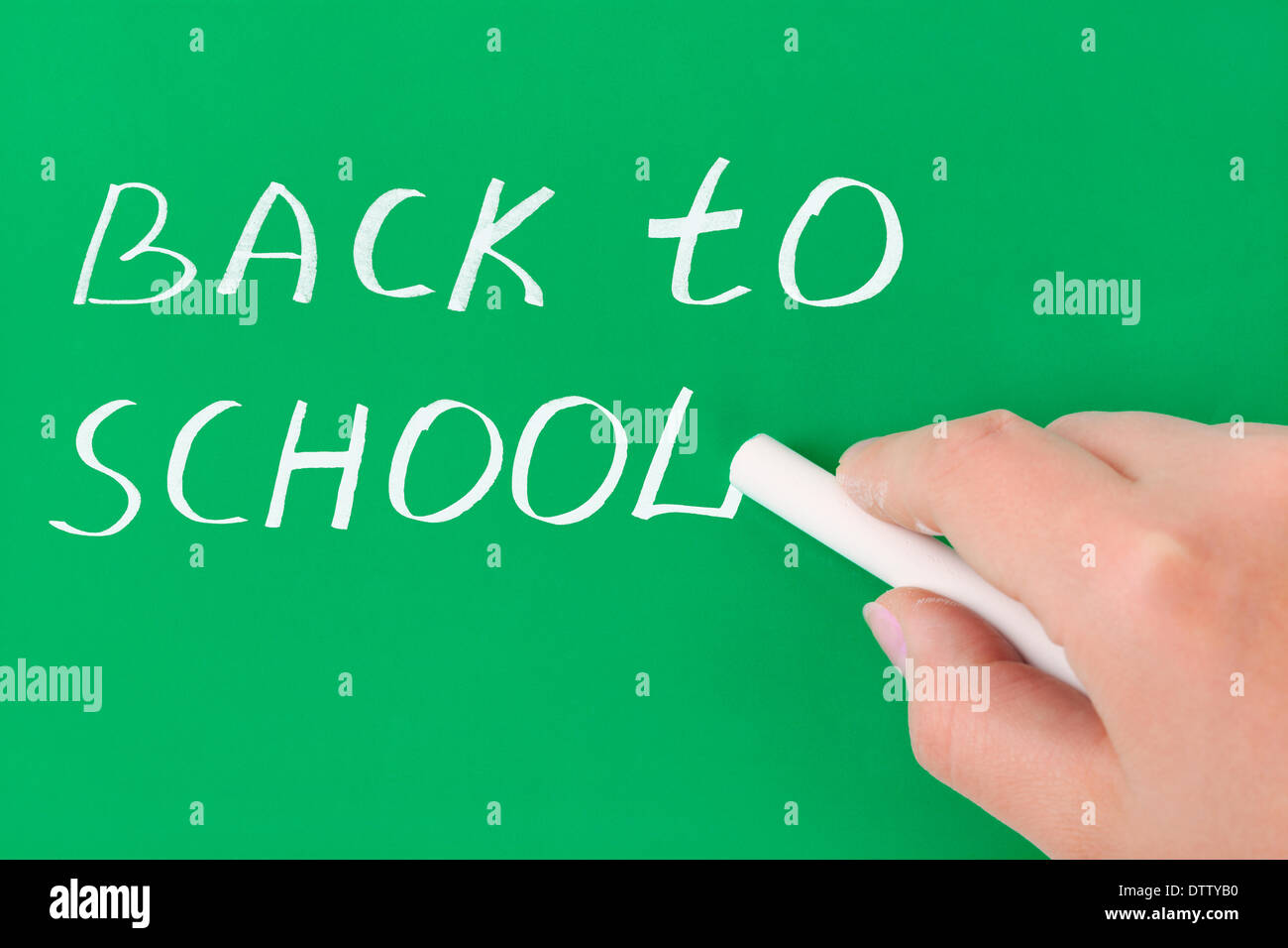 Mano con chalk iscritto si torna a scuola Foto Stock