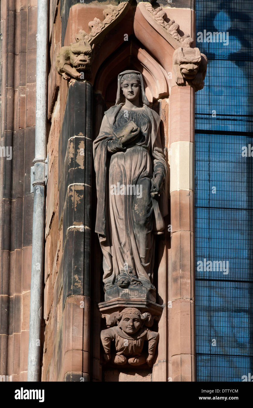 Statua Phebe sul lato sud di Lichfield Cathedral, Staffordshire, England, Regno Unito Foto Stock