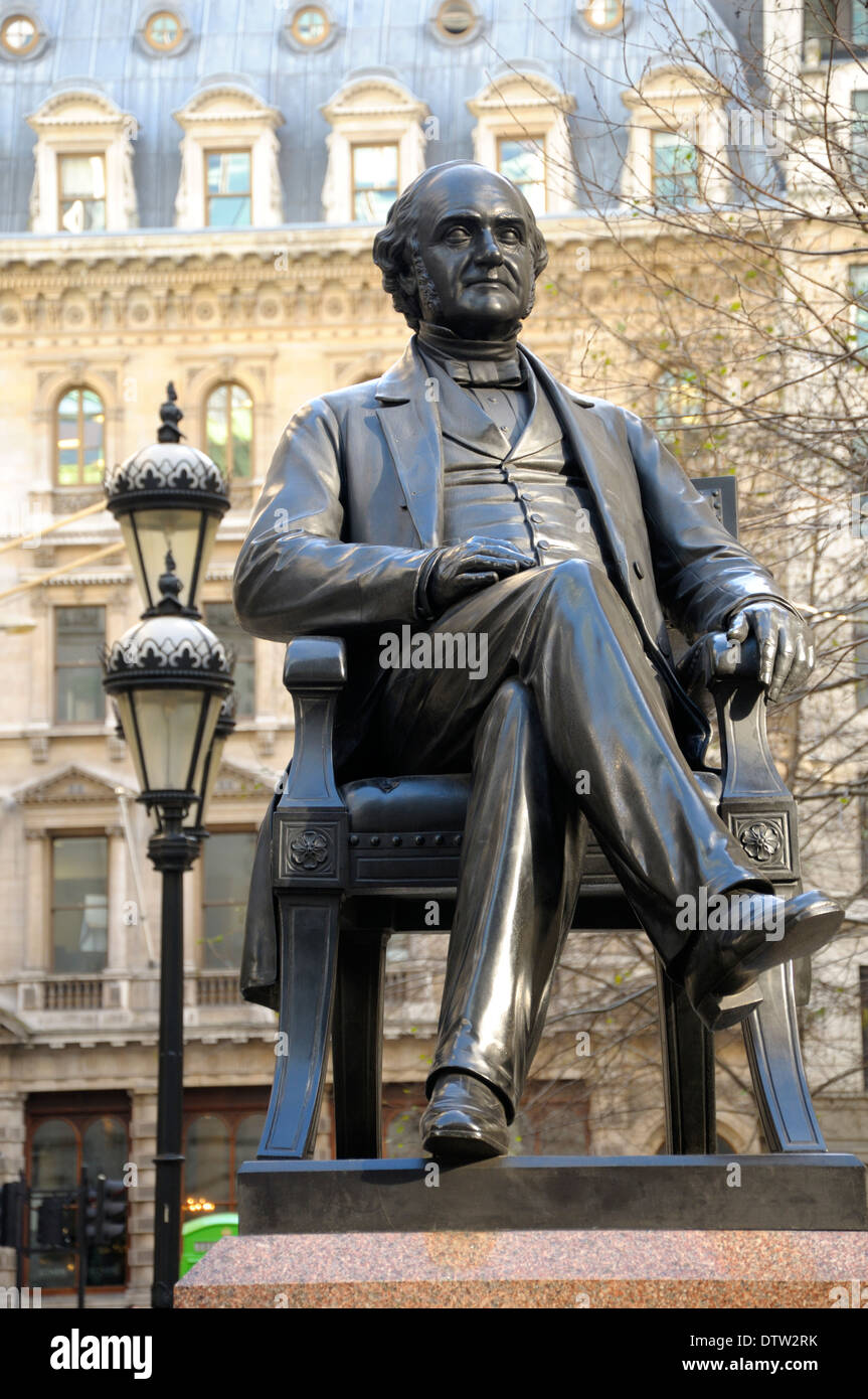 Londra, Inghilterra, Regno Unito. Statua (William Wetmore Story; 1869) di George Peabody in Royal Exchange edifici, dietro lo scambio Foto Stock