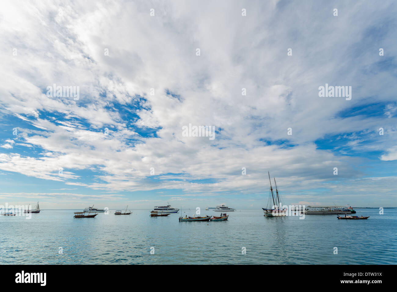 Due vecchie barche di legno floating sulle rive di Zanzibar, Tanzania Foto Stock