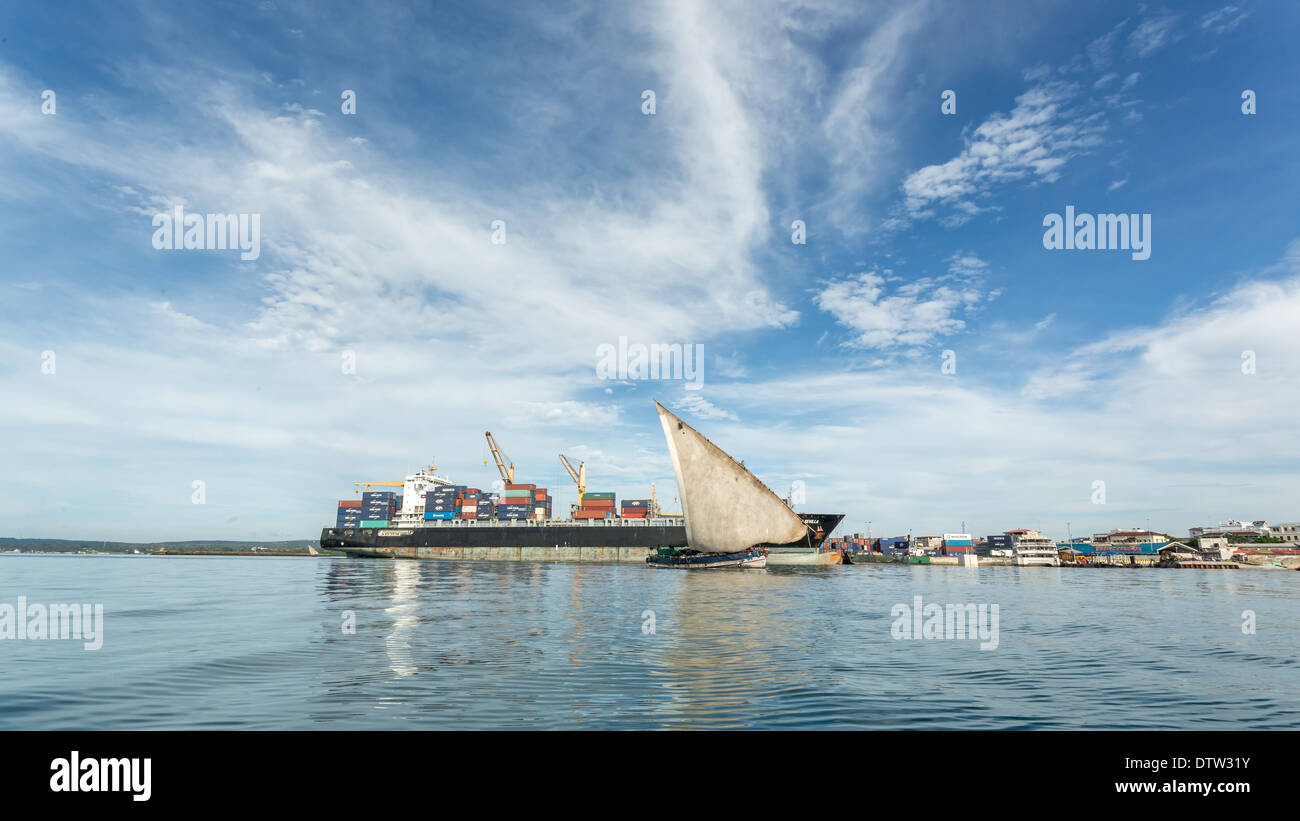 Le navi e barche ancorate in prossimità delle rive di Zanzibar, Tanzania Foto Stock