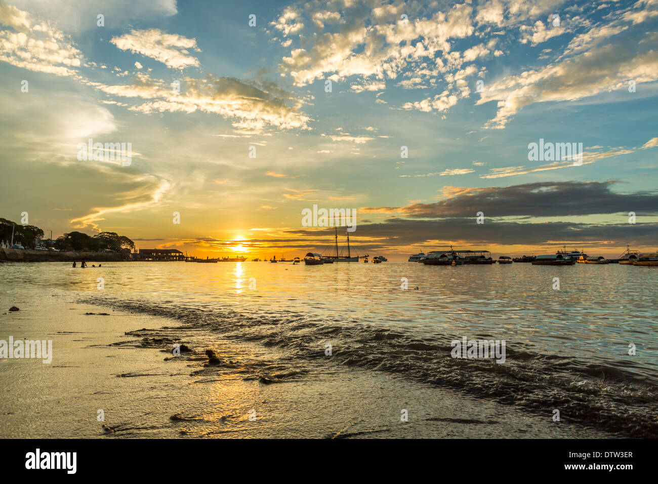 Impostazione di Sun sulle rive dell'Oceano Indiano a Zanzibar, Tanzania Foto Stock