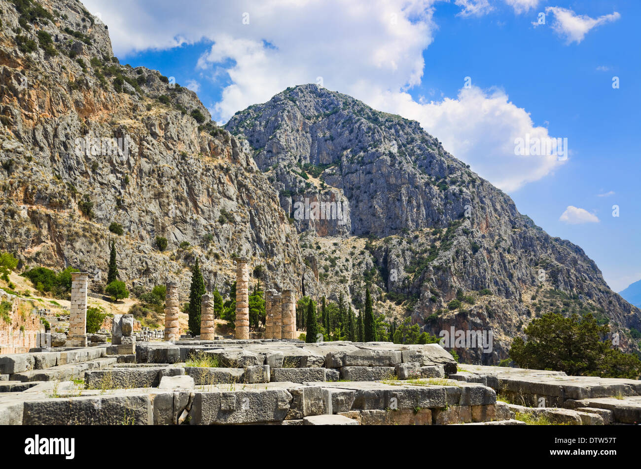 Rovine del tempio di Apollo a Delfi, Grecia Foto Stock