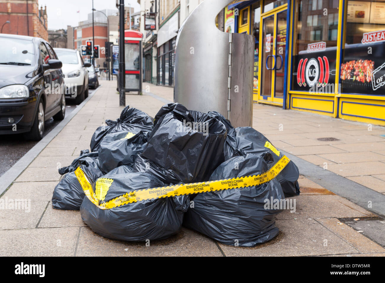 Scarico illegale di sacchetti di rifiuti. Enviro scena del crimine il nastro adesivo attaccato. Volare il ribaltamento di rifiuti su una strada a Sheffield, England, Regno Unito Foto Stock