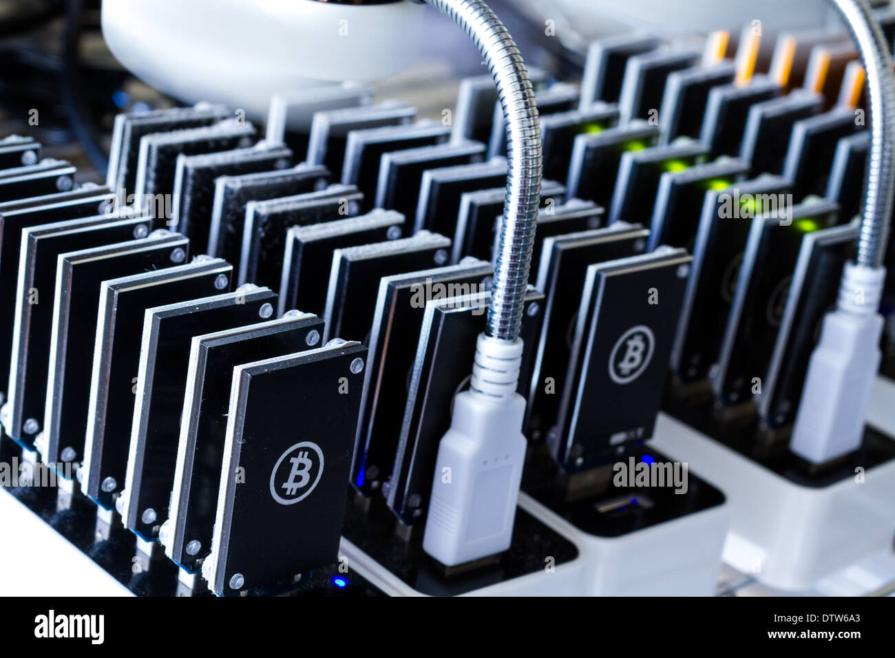 Bitcoin mining di dispositivi USB in una fila con piccole ventole Foto  stock - Alamy