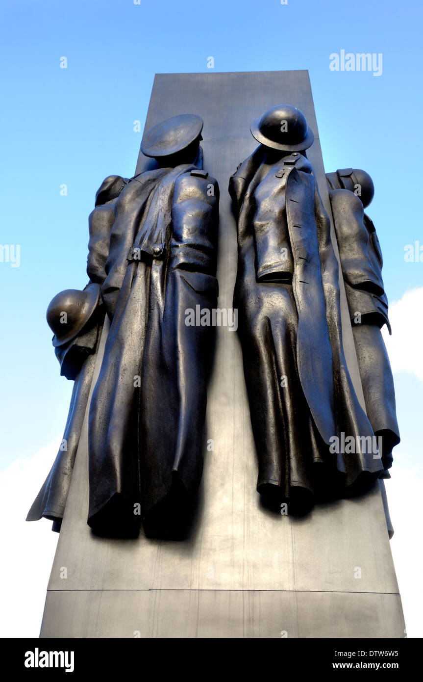 Londra, Inghilterra, Regno Unito. Le donne del Memoriale della Seconda Guerra Mondiale (John Mills; 2005) in Whitehall Foto Stock