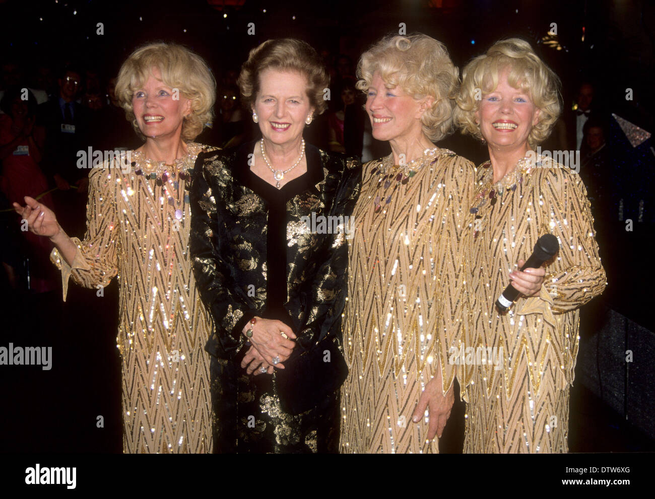 BEVERLEY SORELLE UK pop trio con Margaret Thatcher nel 1987 Foto Stock