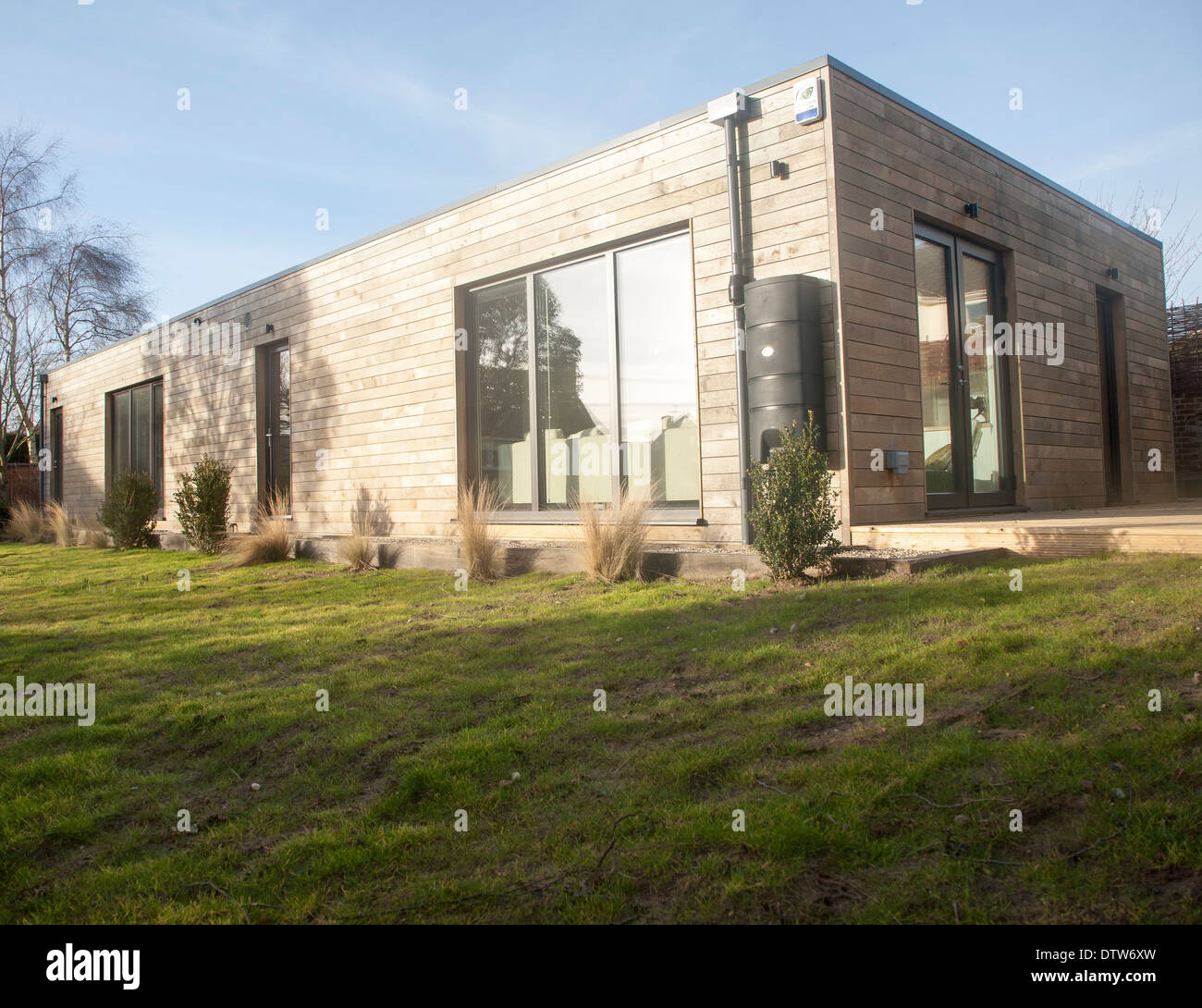 Pannelli di quercia pareti del moderno di recente costruzione casa sostenibile a Snape, Suffolk, Inghilterra Foto Stock