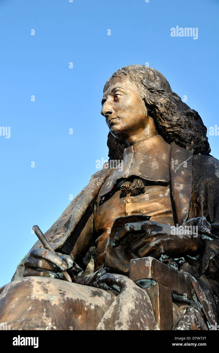 Blaise Pascal statua in Pascal square, scultura réalisée par Eugène Guillaume (1822-1905), Clermont-Ferrand, Puy-de-Dome, Auvergne, Francia Foto Stock