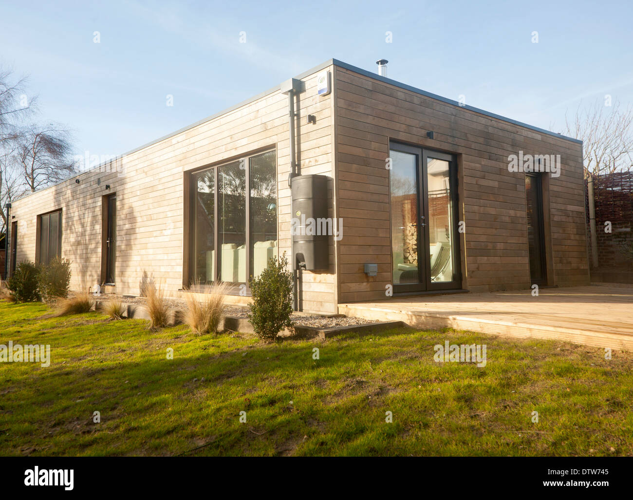 Pannelli di quercia pareti del moderno di recente costruzione casa sostenibile a Snape, Suffolk, Inghilterra Foto Stock