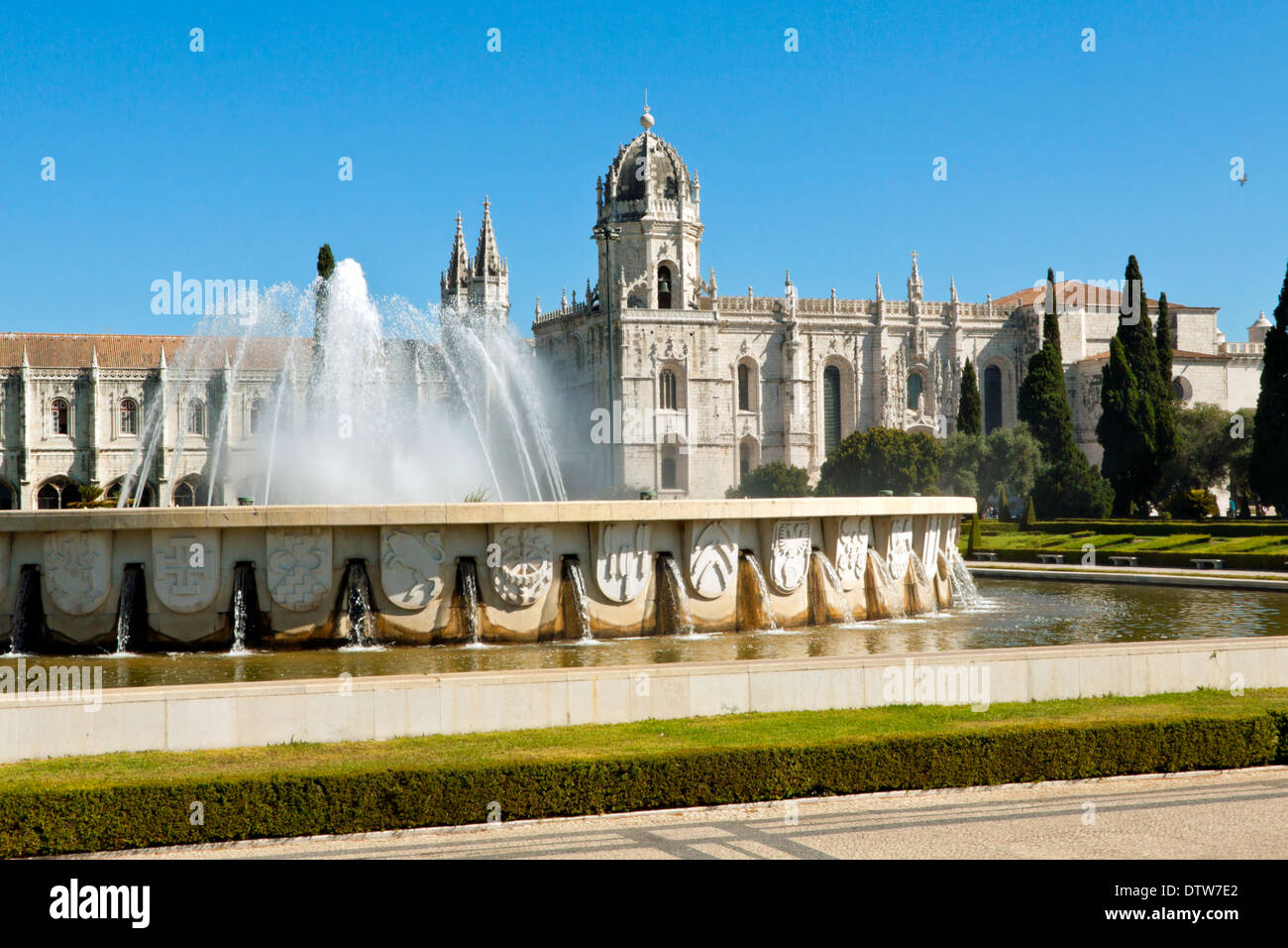 Fontana a Praca do Imperio con il monastero di Hieronymites in background, Belém, Lisbona, Portogallo Foto Stock