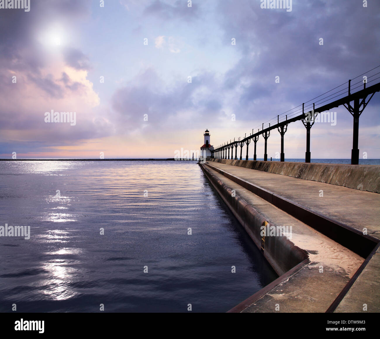 Il Michigan City East Pierhead Lighthouse al Tramonto sul lago Michigan, Michigan City, Indiana, STATI UNITI D'AMERICA Foto Stock