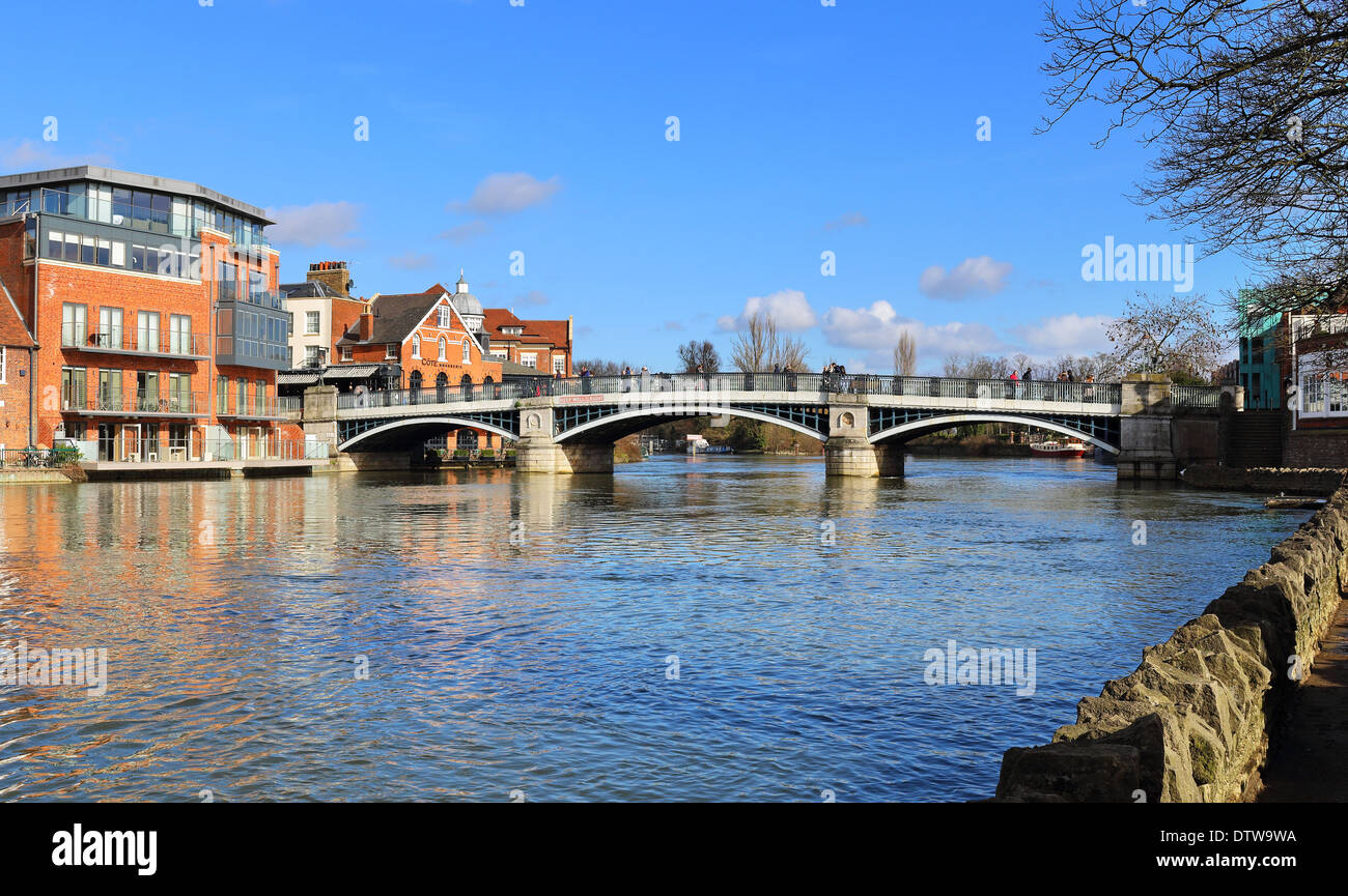 Windsor e Eton ponte sopra il fiume Tamigi in Royal Berkshire Foto Stock