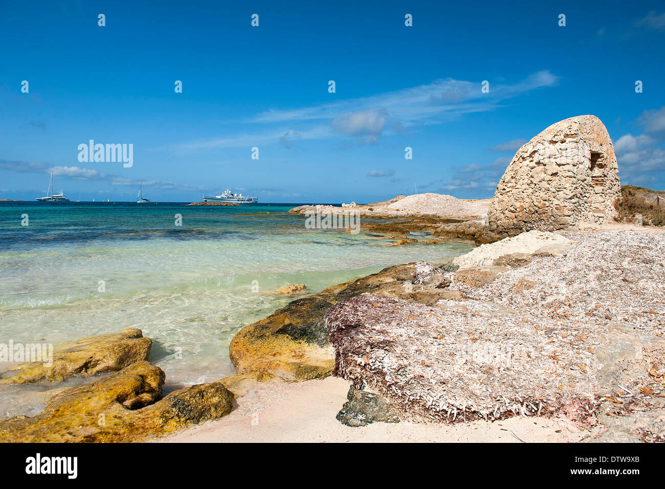Formentera Isola delle Baleari. Un angolo della spiaggia caraibica di Ses Illetes con la bella spiaggia e il mare cristallino Foto Stock