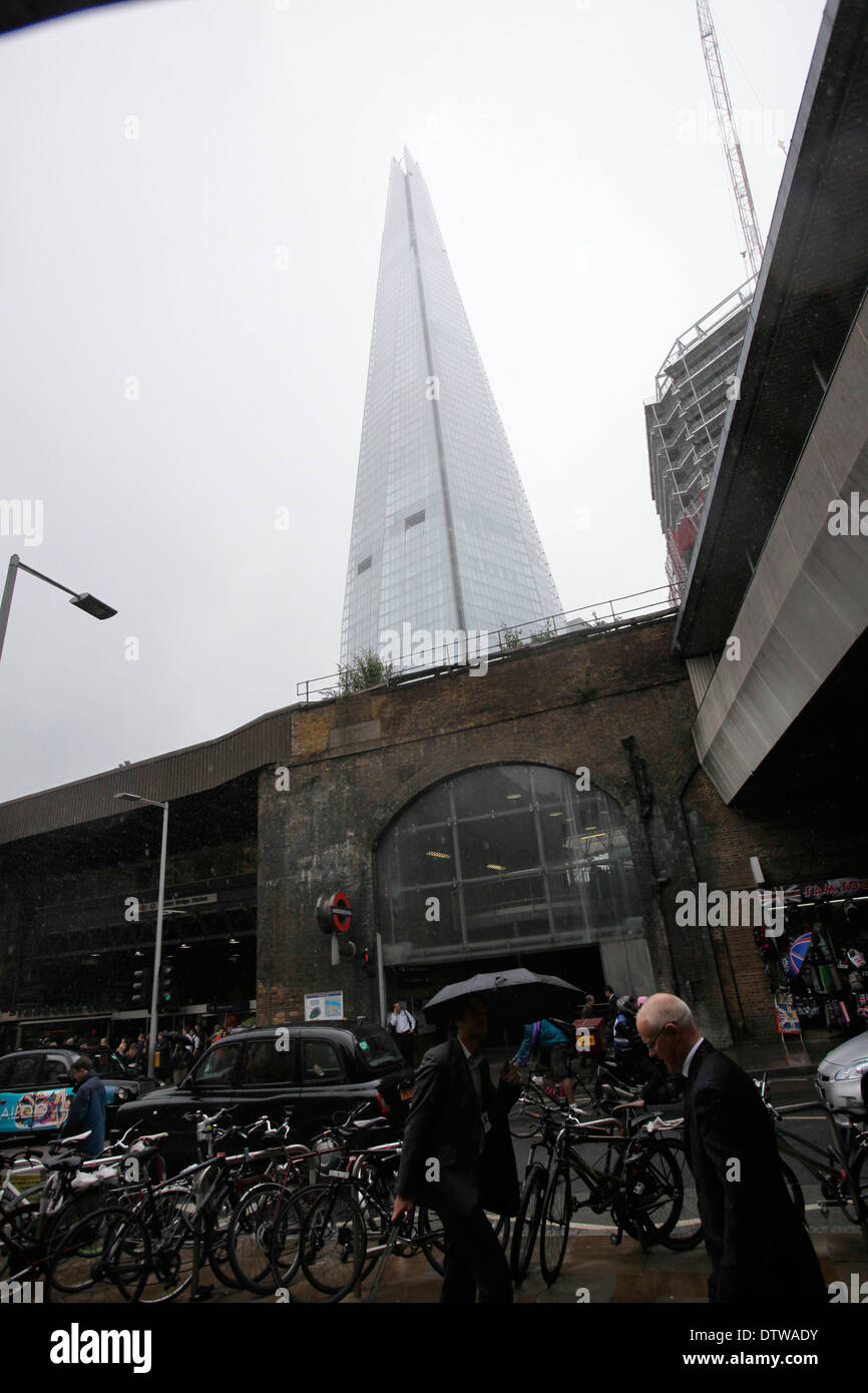 La Shard, in Europa l'edificio più alto è visto accanto alla stazione di London Bridge nel centro di Londra, 4 luglio 2012. La Shard sarà ufficialmente inaugurato oggi. Foto Stock