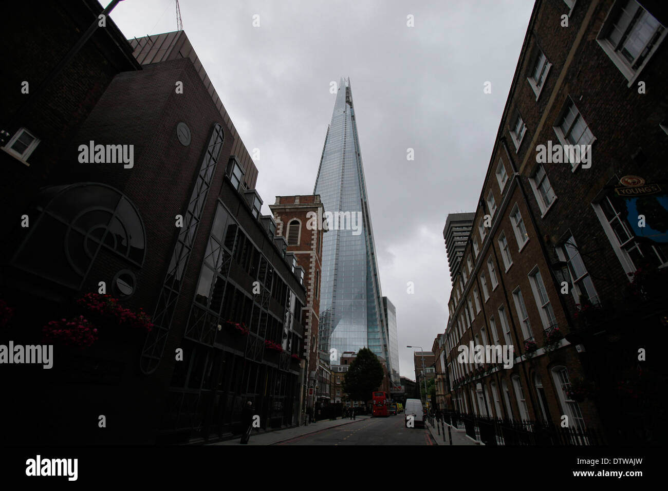 La Shard, in Europa l'edificio più alto è visto accanto alla stazione di London Bridge nel centro di Londra, 4 luglio 2012. La Shard sarà ufficialmente inaugurato oggi. Foto Stock