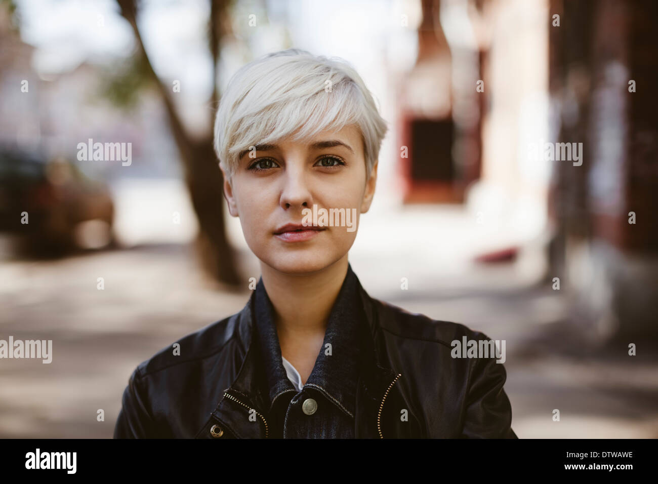 Giovane donna con corti capelli biondi,luce naturale Foto Stock
