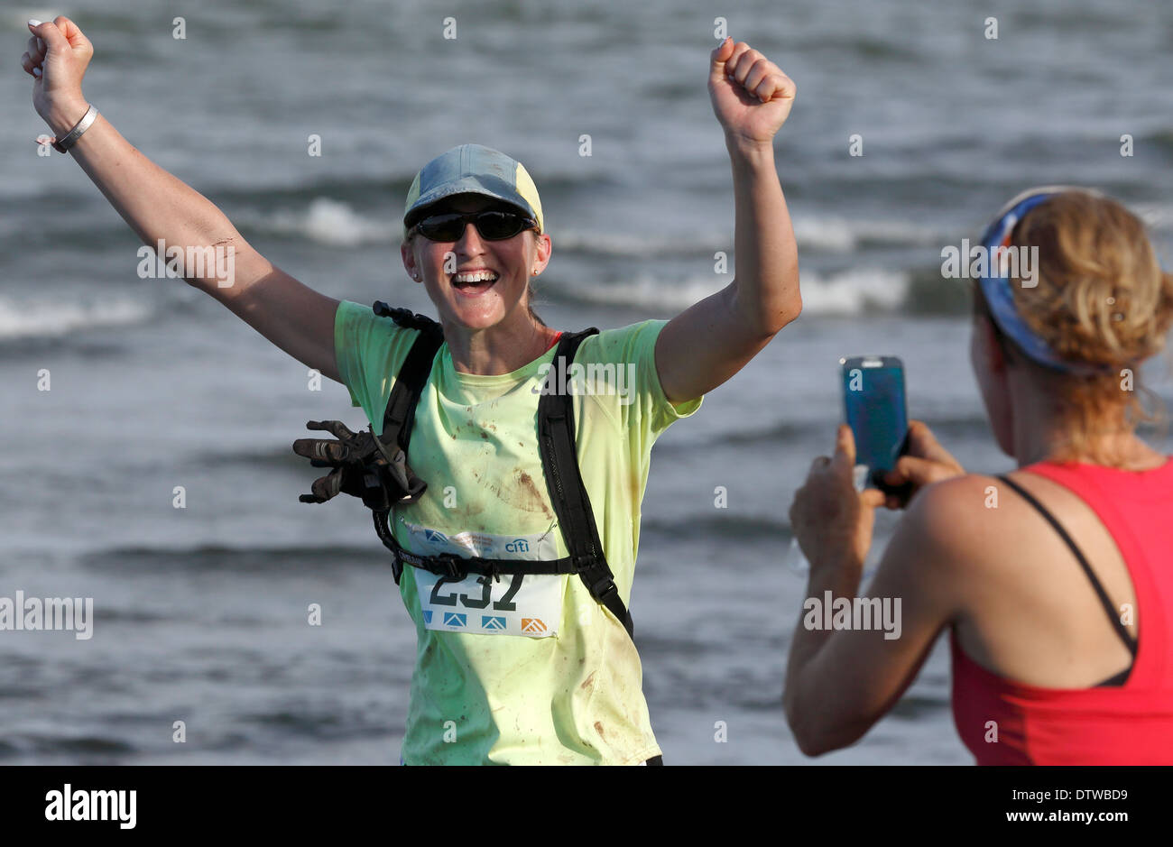 Una donna celebra come lei finisce il 25k 'fuego y Agua' run sull isola di Ometepe Nicaragua Foto Stock