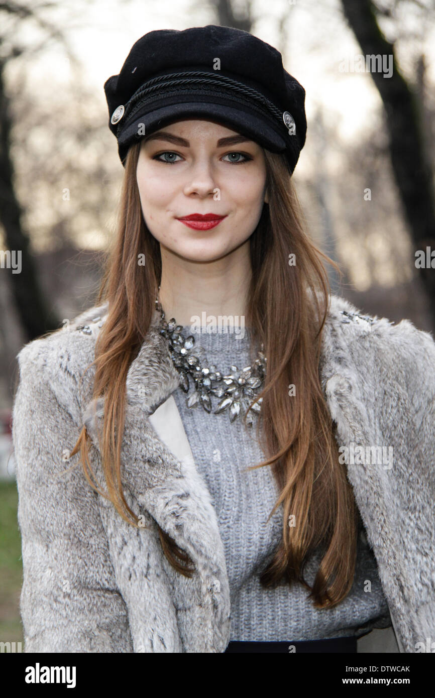 Un elegante showgoer arrivando al Costume National pista spettacolo a Milano - Feb 20, 2014 - Foto: Pista Manhattan/Paolo diletto Foto Stock