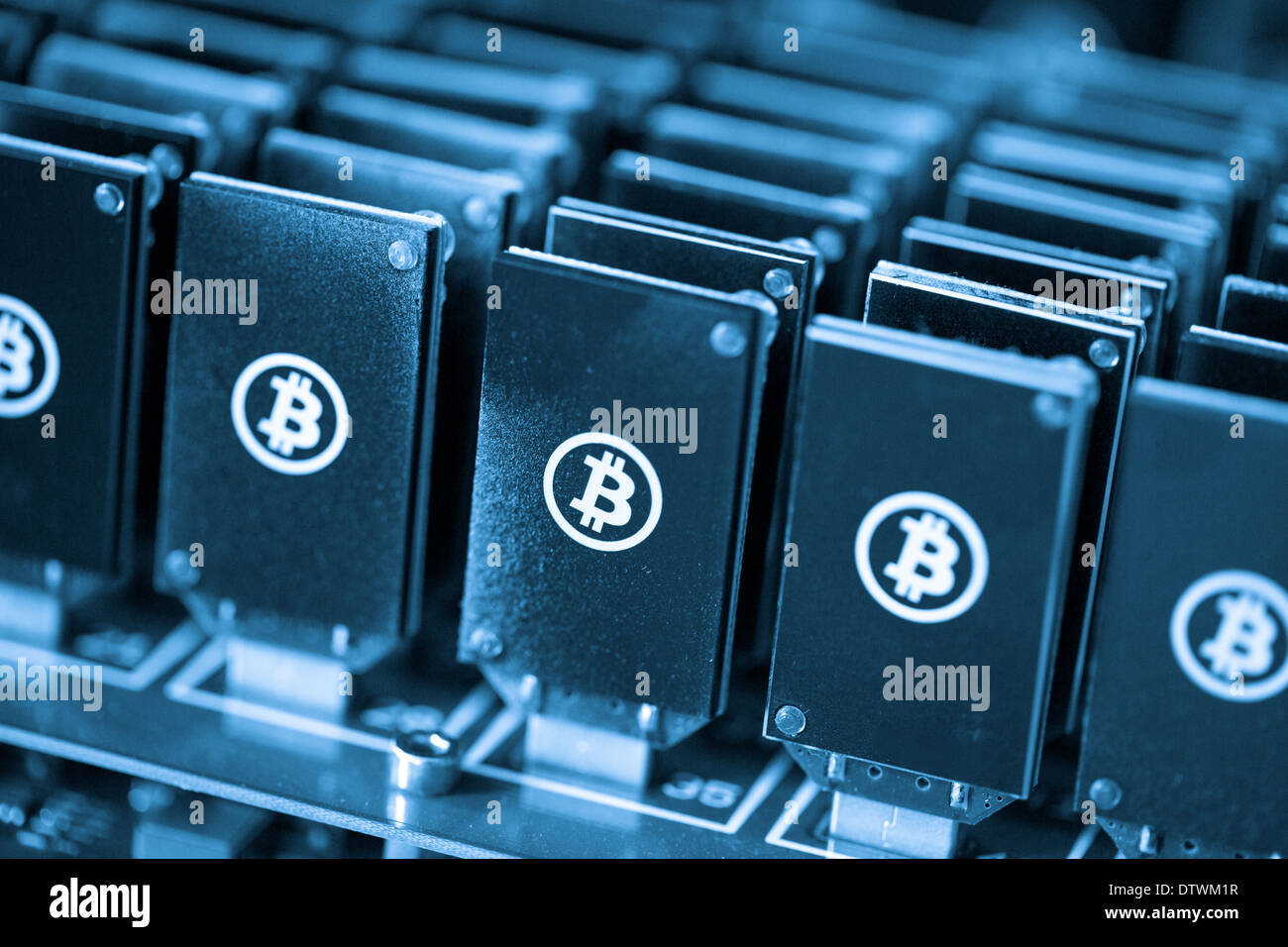 Bitcoin mining dispositivi USB su un grande hub USB. Foto Stock