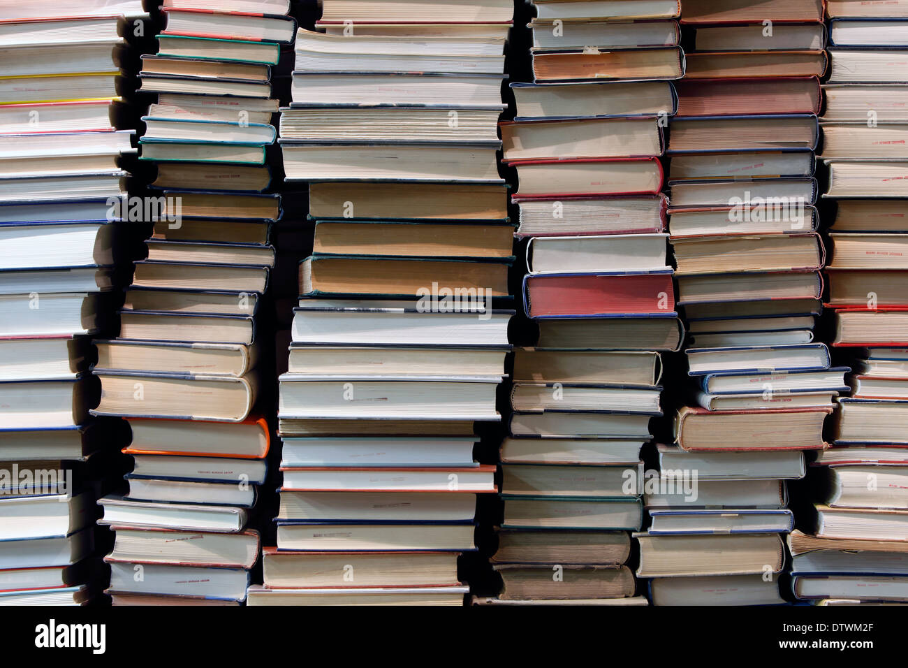 Pila di libri della libreria Foto Stock
