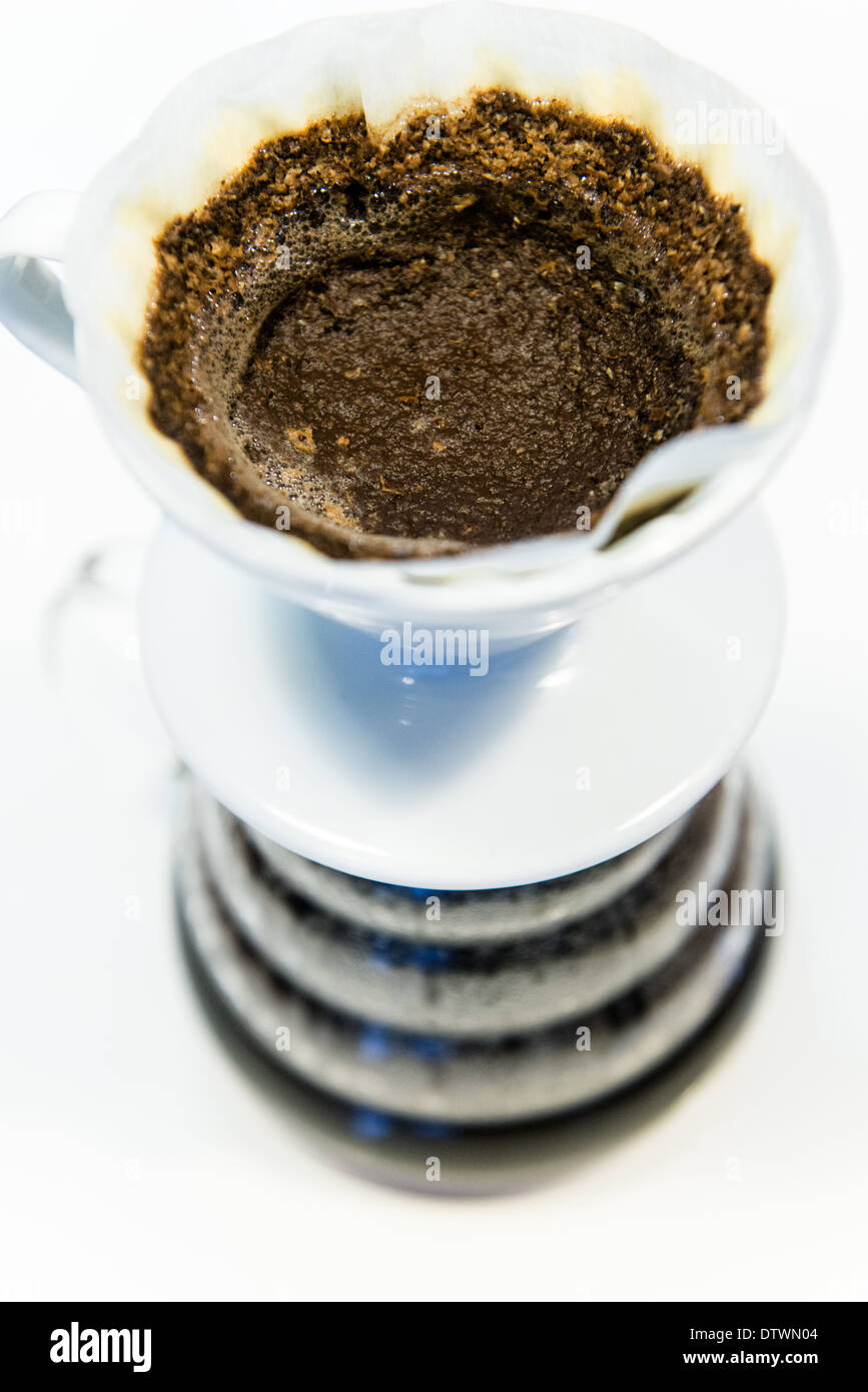 Preparazione di caffè da barista tramite metodo pourover Foto Stock