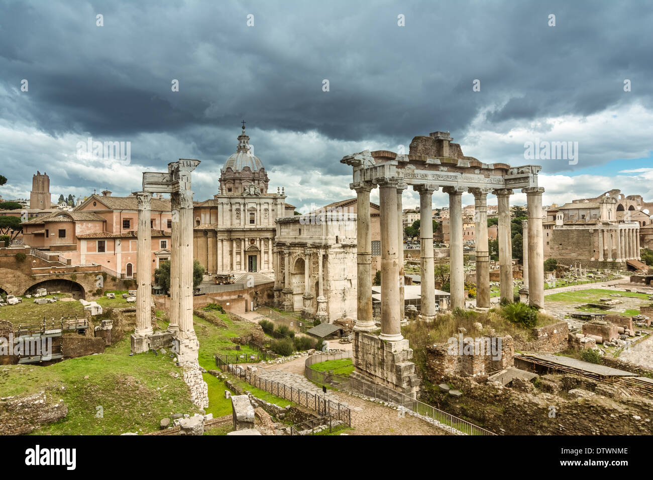 Vista dell'antica Forum di Roma che mostra i templi, pilastri, il senato e antiche strade Foto Stock
